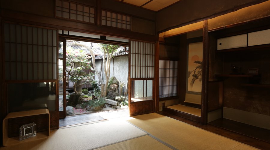 和室タイプのプライベートルームです。二つの庭に囲まれた静かな部屋です。