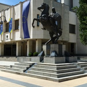 The statue of the Asenevtsi royal dynasty marks the beginning of the Second Bulgarian Empire, established in the Lovech fortress.