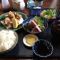 昼のランチを食べに行きました。唐揚げとさしみ、サラダに味噌汁もついていました。唐揚げは、サクサクした食感で美味しいかったです。店は住宅地の中あります。夜は、居酒屋にもなり、宴会もできます。仕出しのお弁当も予約を入れればできるそうです。