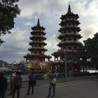 蓮池潭風景区(龍虎塔)