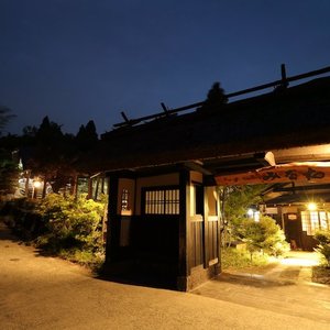 南阿蘇の田園地帯に広がる敷地内に位置する当館は、古民家のようでみなさんに懐かしいと癒しを感じていただける佇まいとなっております。
都会の喧騒を忘れ、ゆっくりと疲れをいやしにおいでください。
