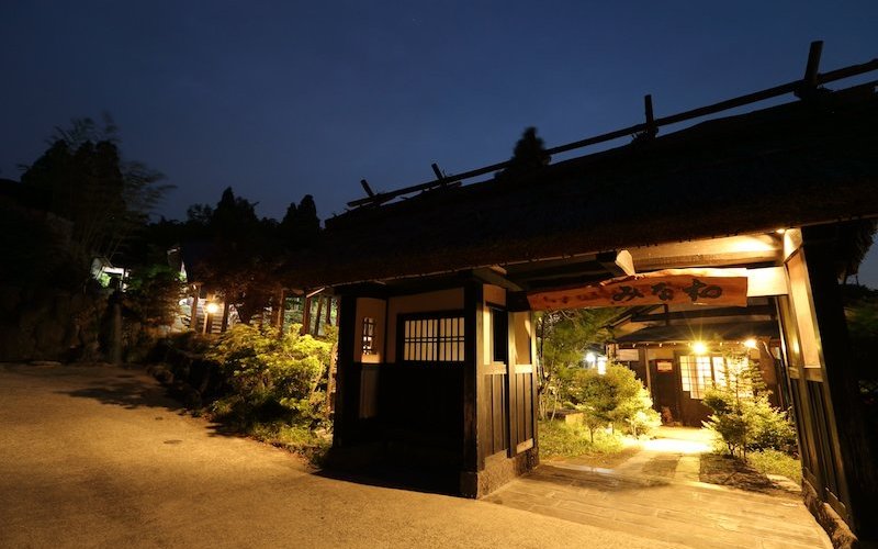 南阿蘇の田園地帯に広がる敷地内に位置する当館は、古民家のようでみなさんに懐かしいと癒しを感じていただける佇まいとなっております。
都会の喧騒を忘れ、ゆっくりと疲れをいやしにおいでください。
