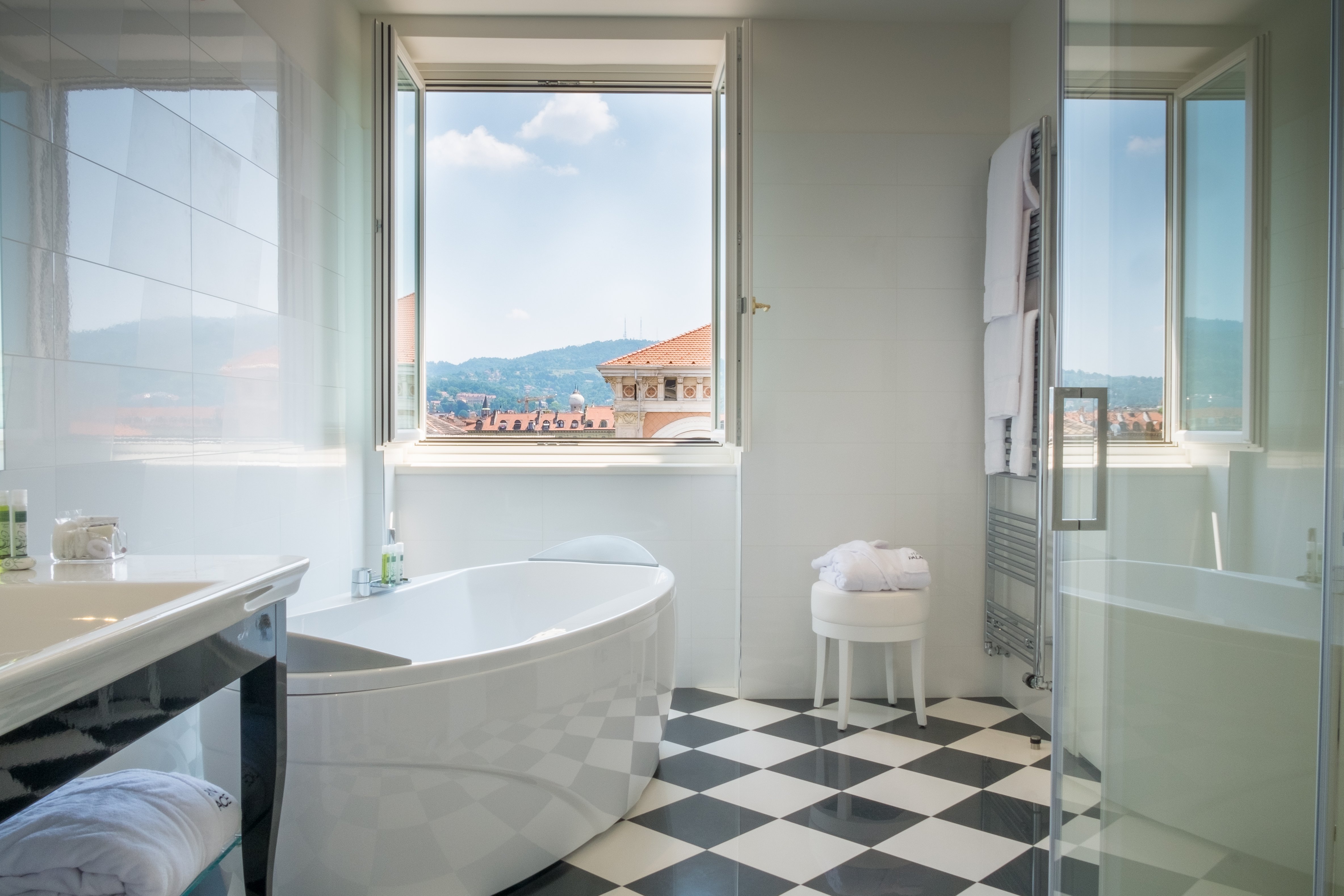 best bathtub hotels near me