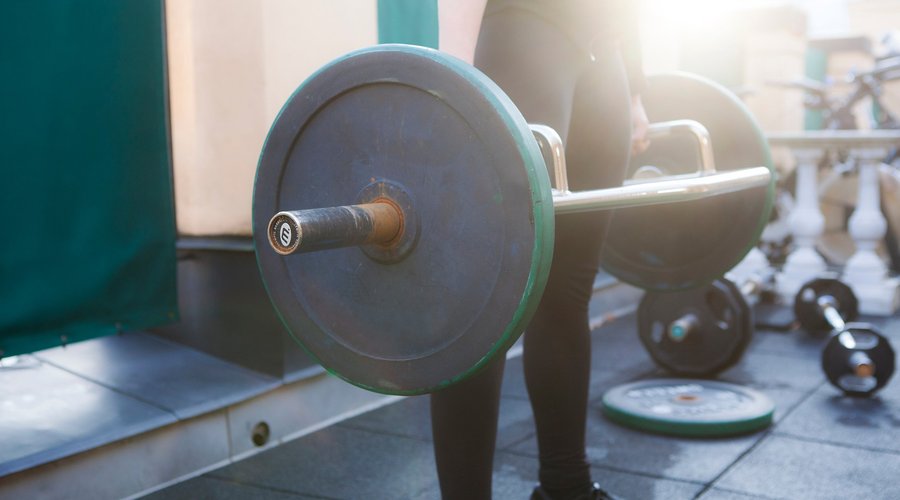 Centralbadets vintagegym – utomhus på takterrassen i strålande solsken.