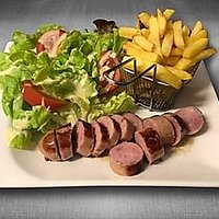 Saucisse chablisienne accompagnée de frites et salade