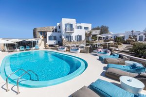 Πισίνα και παραλία