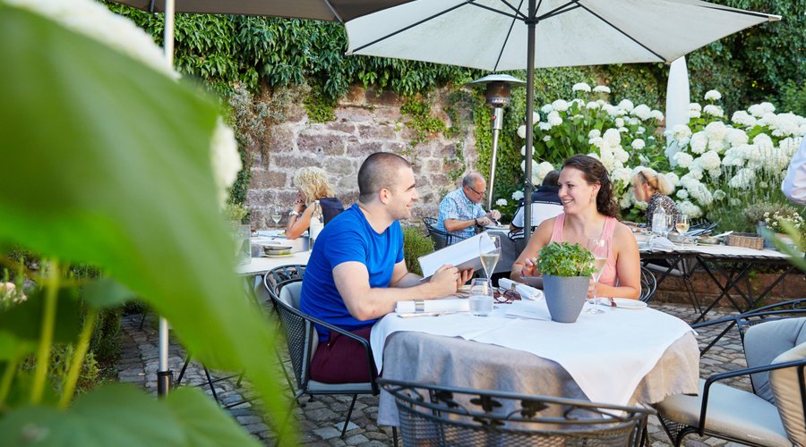 Die Ruhe der Altstadt in unserem versteckten Sommergarten genießen