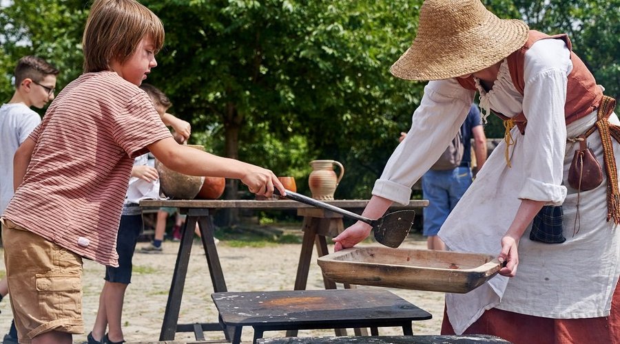Bijna ieder weekend kun je jouw eigen koekjes bakken. Start met het malen van graan en kneed vervolgens je eigen deeg.