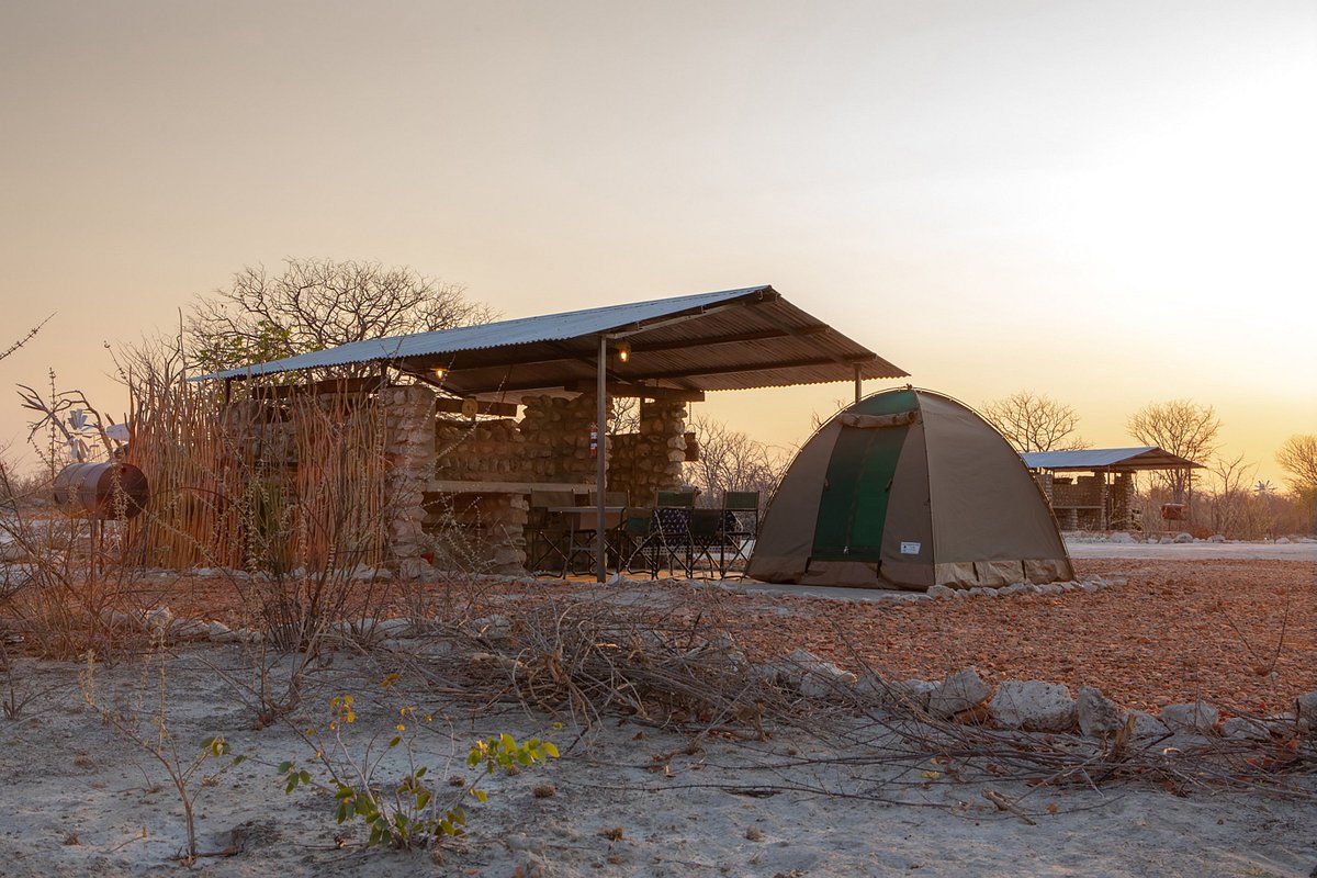 Намибия кемпинг. Отель неподалёку: Etosha Village. Camp Post 34. Twyfelfontain Campsite Namibia. Camp price