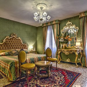 Camera Doppia Superior in stile Veneziano, con ampio bagno e vista su piccolo Canale