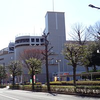 大型の駐車場も揃えて、便利なショッピングセンターになっています