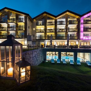 piscina con vista montagne