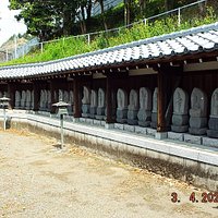 軽ぢあの反対側にも沢山の石仏が並んでいます。