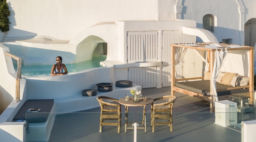 Grand Honeymoon Suite - Tunnel Plunge Pool with direct Caldera and Volcano View-Day bed