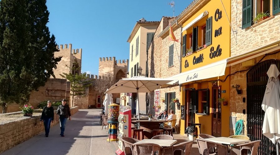  Strolling in Alcúdia old town