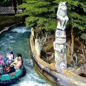 DREAM WORLD Bangkok FULL TOUR!  BEST VALUE Theme Park in Thailand