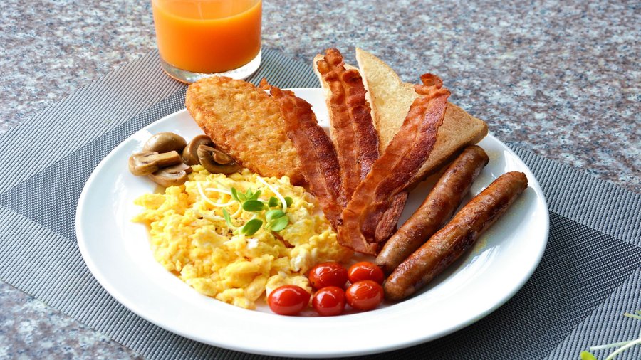 Scrambled Egg with Pork Cumberland Sausage, Crispy Bacon & Hasbrown