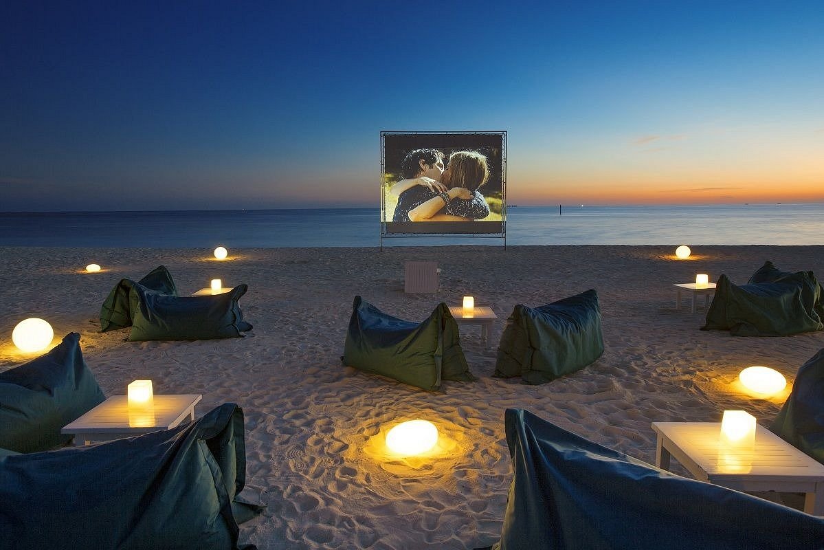 Кинотеатр пхукет. Velassaru 5* Мальдивы,. Мальдивы кинотеатр под открытым небом. Ужин на берегу моря. Лаунж зона на пляже.