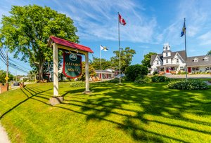 Lakelawn B&B Motel in Yarmouth, image may contain: Grass, Park, Lawn, Neighborhood