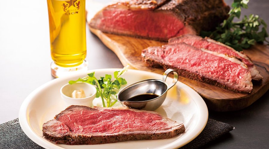 当店のローストビーフは、遠赤外線オーブンで焼き上げることで余分な脂を落とし、外は香ばしく、中はローストビーフの特徴であるほんのりと赤味を残したやわらかくジューシーな逸品です。時間・数量限定のため完売の際はご容赦くださいませ。