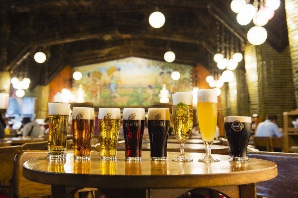 ビール注ぎの名人の味を！！
カウンター総責任者、井上克己。ライオンの生ビールの神髄を受け継ぎ、日夜渾身の生ビールをお客様に提供しております。