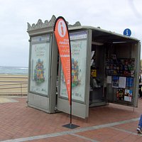 Das kann man an der Playa de los Conteras sehen.... Auf dem Promenaden-Weg-Paseo las Conteras... Kiosk Tourist Information...