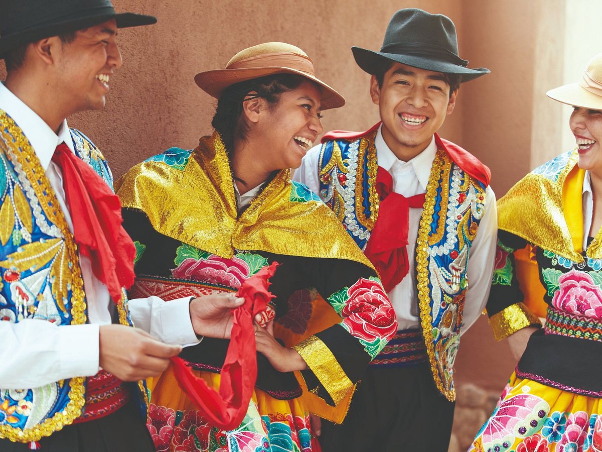 Peru Luxury train from Cuzco to Machu Picchu. Orient Express. Belmond.  Observation car entertained by musicians and dancers in traditional  costumes at Stock Photo - Alamy