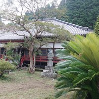 硯山長福寺:本堂、赤いアクセントが良いですね。