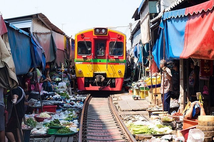 Bangkok:Spanish/English Floating & Railway Market & Iconsiam