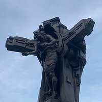 Mixture of a Monument and a Statue