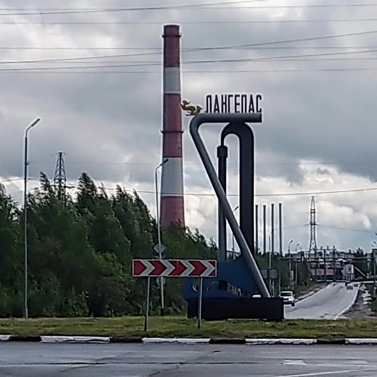 Сургут лангепас. Лангепас Стелла. Памятник стела Лангепас. Памятник колокол Лангепас. Лангепас Стелла Глобус.