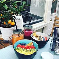Smoothiebowl & Yoghurt met granola & vers fruit