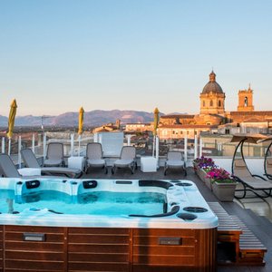 Terrazza panoramica con solarium e jacuzzi