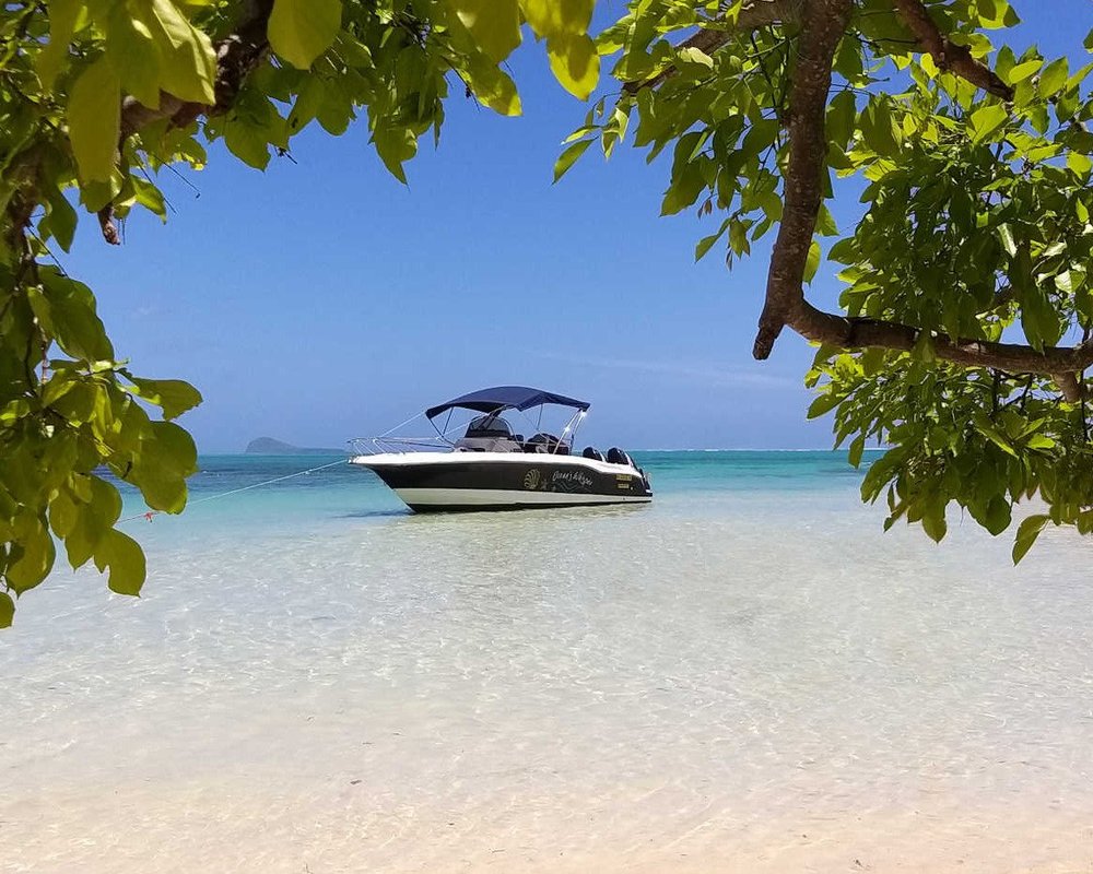 private boat trip mauritius