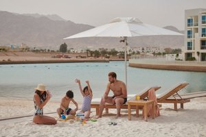 Pool & Beach