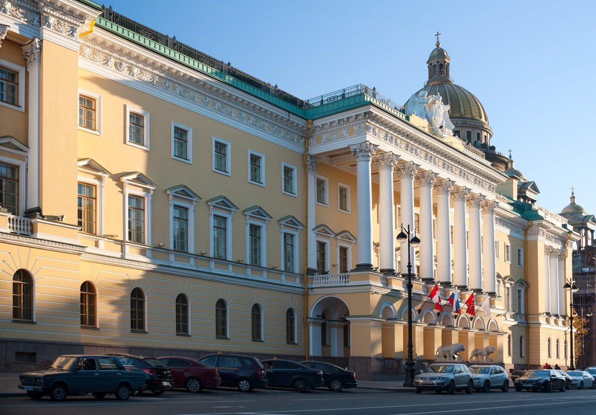 Санкт петербургская 4. Отель four Seasons Lion Palace. Four Seasons St Petersburg в Санкт-Петербурге. Отель Лион Палас Санкт-Петербург. Отель four Seasons СПБ.