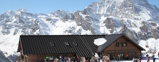 Il Rifugio 2000 sorge a quota 1'931m. La sua struttura di 1'500 mq interamente in legno offre un ambiente caldo, accogliente e tranquillo con ampie vetrate da cui si gode uno splendido panorama. I servizi offerti includono ristorante/self service, bar/paninoteca e camere per pernottamento.