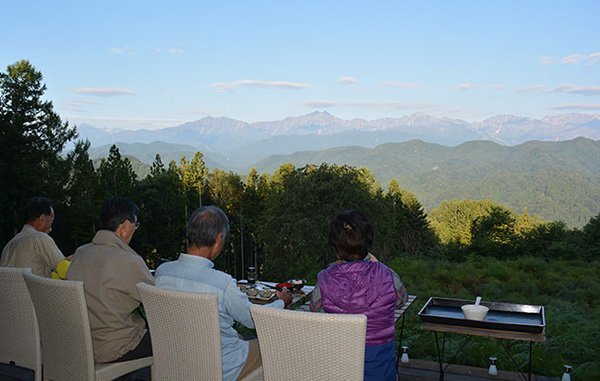 展望テラスではBBQ、朝食もできます。日中コーヒーなど飲み物も提供しています。