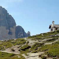 La chiesetta con la Cima Ovest di Lavaredo