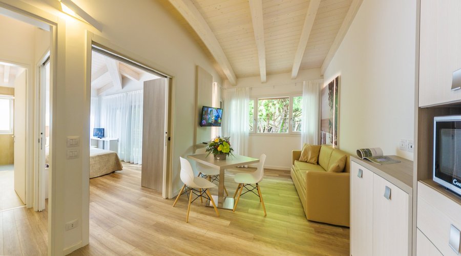 Ecco le nostre Suite Natura Penthouse, immerse nel verde con terrazze fino a 65 mq che assieme agli spazi interni fanno superare i 100 mq a disposizione degli ospiti; con tutti i comofrt da categoria superiore. Venite ad ascoltare il silenzio della nostra pineta; Vi aspettiamo! Famiglia Bassetto & staff  