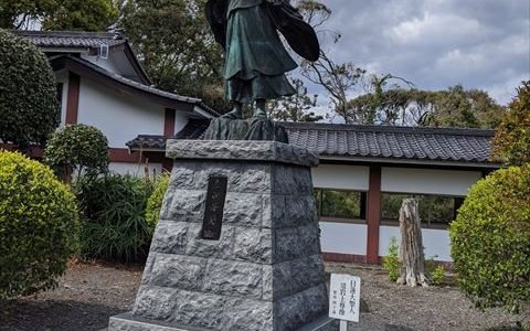 日蓮上人の像