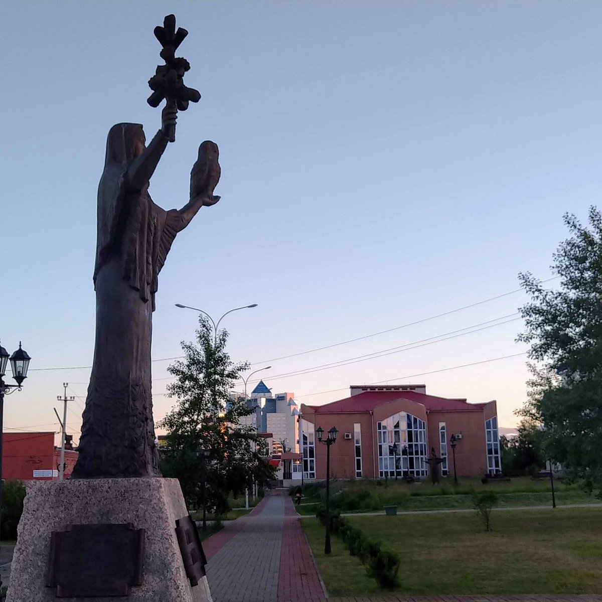 Памятник югорск. Памятник Югорской Берегине. Памятник Югорской Берегине памятники и статуи;. Югорск памятники. Югорская Берегиня.