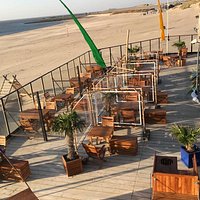 Het aangepaste terras Beachclub Perry’s, strand Brouwersdam.