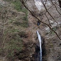 趣のある形の良い滝です