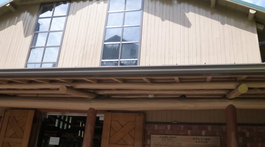 木の温もりを感じる建物です