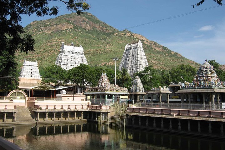 THIRUVANNAMALAI, INDIA - December 24, 2019: Hindu people walking into a  Hindu temple located in Thiruvannamalai, Tamil Nadu, India. – Stock  Editorial Photo © avpk #391068450