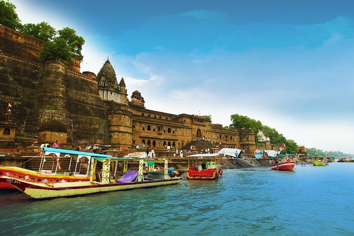 Maheshwar fort on banks river hi-res stock photography and images - Alamy