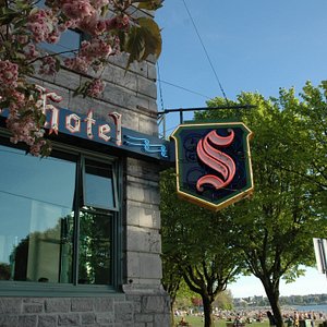 Sylvia Hotel in Vancouver, image may contain: Restaurant, City, Diner, Cafe