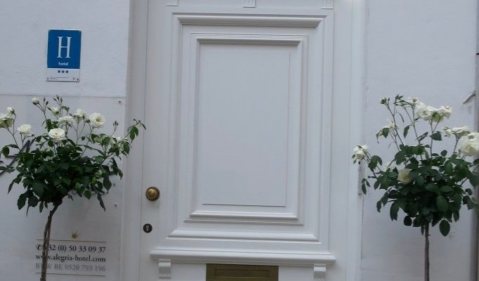 main entrance of the hotel.. we love flowers!
