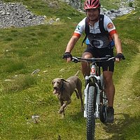Aquí bajando del puerto de Vielha con Javi Tous y Otto. Una aventura al alcance de poc@s por la dificultad física-técnica tanto de subida como de bajada.